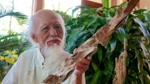 Dinh Cong Anh, pionero en introducir el oficio de extraer madera de agar en la localidad. (Foto: vietnamnet.vn)