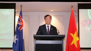 El coronel general Le Tan Toi, jefe de la Comisión de Defensa, Seguridad y Relaciones Exteriores de la Asamblea Nacional de Vietnam, habla en el evento. (Foto: VNA)