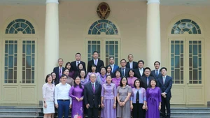 Delegados de la Fundación del Premio Princesa Maha Chakri posan una foto en la embajada de Tailandia en Hanói. (Foto: VNA)