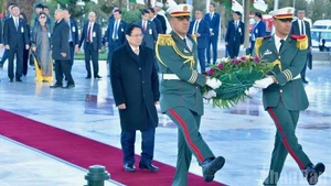 El primer ministro de Vietnam, Pham Minh Chinh, rinde homenaje en el Monumento a los Mártires. (Foto: Nhan Dan)