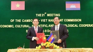 El miembro del Comité Central del Partido Comunista de Vietnam (PCV) y ministro de Relaciones Exteriores, Le Hoai Trung, y el miembro del Comité Permanente del Partido Popular de Camboya (PPC), viceprimer ministro y titular de Asuntos Exteriores y Cooperación Internacional, Prak Sokhonn. (Foto: VNA)
