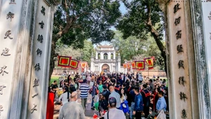 El sitio histórico de Van Mieu - Quoc Tu Giam (Templo de la Literatura) es siempre un punto de gran atracción para los visitantes al comienzo de la primavera. (Foto: VNA)