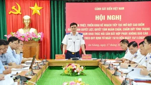 El general de brigada Vu Trung Kien, subcomandante encargado de asuntos jurídicos de la Guardia Costera de Vietnam, en la conferencia. (Foto: VNA)