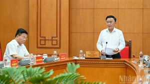 El miembro del Buró Político e integrante permanente del Secretariado del Comité Central del Partido Comunista de Vietnam, Tran Cam Tu, trabaja con la Junta Permanente del Comité del Partido del Ministerio de Salud Pública. 