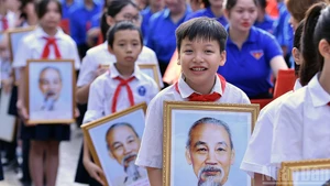 [Foto] Sagrado acto de saludo a la bandera 'Amo a mi Patria', celebrado simultáneamente en todo Vietnam