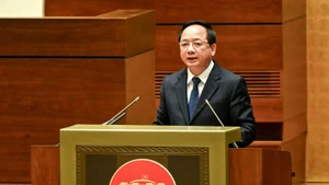 El miembro del Buró Político, secretario del Comité Central del PCV y jefe de la Comisión de Propaganda y Movilización de Masas del Comité Central del PCV, Trinh Van Quyet, interviene en el evento.