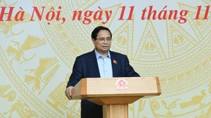 El primer ministro de Vietnam, Pham Minh Chinh, preside la tercera reunión del Comité Directivo Central sobre políticas de vivienda y el mercado inmobiliario. (Foto: Nhan Dan)