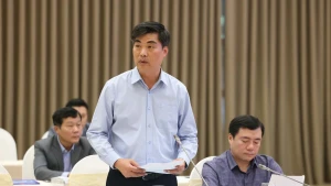 El jefe de la Oficina y portavoz del Ministerio de Construcción, Nguyen Tri Duc, habla en el evento. (Foto: VGP)