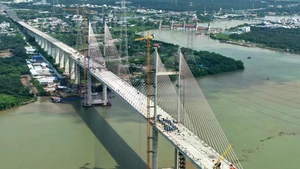 Construcción del puente Binh Khanh en el lado de la comuna de Binh Khanh, Ciudad Ho Chi Minh. (Foto: VNA)