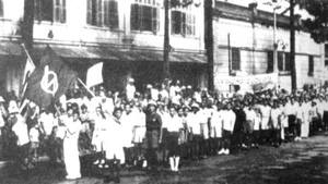 La juventud Tien Phong (Vanguardia) en Saigón demuestra su fuerza durante los días de la Revolución de Agosto de 1945. (Foto: Museo de Ciudad Ho Chi Minh).