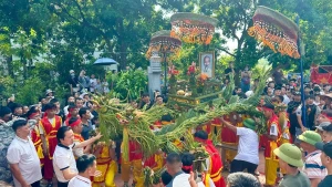 Singular palanquín de dragón elaborado con hojas en Festival del Medio Otoño en las afueras de Hanói