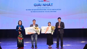 Entregan primeros premios a los ganadores.