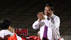[Foto] Premier vietnamita asiste programa político-artístico especial por el 80 aniversario del Día Nacional