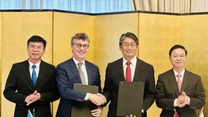 Jonathan W. Baker, representante jefe de la Unesco en Vietnam, y el embajador Ito Naoki firman un acuerdo para implementar el proyecto. (Foto: baoquocte.vn)