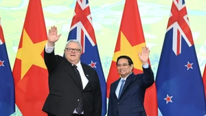 El primer ministro vietnamita, Pham Minh Chinh, y el presidente de la Cámara de Representantes de Nueva Zelanda (Parlamento), Gerry Brownlee. (Foto: Nhan Dan)