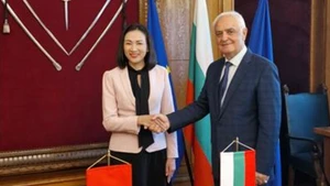 La embajadora vietnamita en Sofía, Nguyen Thi Minh Nguyet, y el ministro de Defensa de Bulgaria, Atanas Zapryanov (Foto: VNA)
