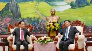 Thongloun Sisoulith, secretario general de PPRL y presidente de Laos, recibe Le Hoai Trung, ministro de Relaciones Exteriores de Vietnam. (Foto: VNA)
