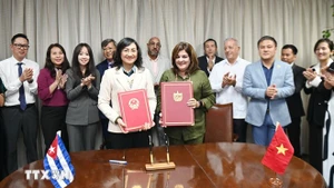 Firma del acta de la reunión (Foto: VNA)