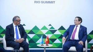 El primer ministro de Vietnam, Pham Minh Chinh (derecha), se reúne con el director general de la OMS, Tedros Adhanom Ghebreyesus (Foto: VNA)