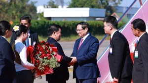 El primer ministro de Vietnam, Pham Minh Chinh, arriba al aeropuerto internacional de Wattay, en Vientián, para comenzar una visita de trabajo a Laos. (Foto: VNA)