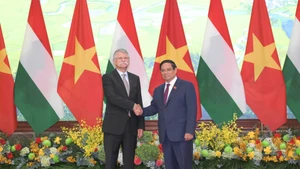 El primer ministro de Vietnam, Pham Minh Chinh, y el presidente del Parlamento de Hungría, Laszlo Kover.