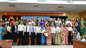 El comité organizador toma una foto con los profesores participantes del curso. (Foto: Nhan Dan)