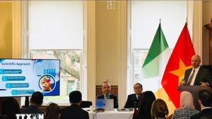 John Cullen, director general de Auranta (Irlanda), grupo agrícola y de alimentación animal, presenta tecnologías y productos respetuosos con el medio ambiente adecuados para las necesidades de la transición verde de Vietnam. (Foto: VNA)