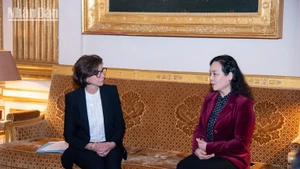 La ministra de Cultura de Francia, Rachida Dati, y la doctora Ngo Phuong Lan, presidenta de la Asociación para la Promoción del Desarrollo Cinematográfico de Vietnam. (Foto: Nhan Dan)