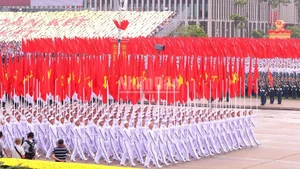 El bloque de banderas del Partido y de la Patria en el desfile por el 80º aniversario de la Revolución de Agosto y del Día Nacional de Vietnam.