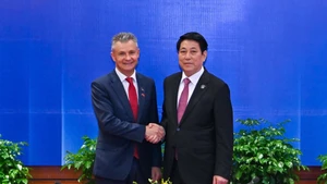 El presidente de Vietnam, Luong Cuong, recibe al ministro adjunto de Relaciones Exteriores y Comercio de Australia, Matt Thistlethwaite. (Foto: qdnd.vn)