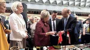 El embajador de Vietnam en Hungría, Bui Le Thai, presenta a los invitados los productos vietnamitas expuestos en la feria. (Foto: Embajada de Vietnam en Hungría)