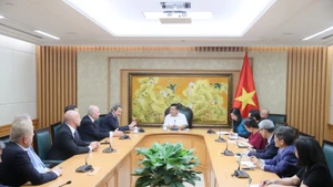 El viceprimer ministro de Vietnam Nguyen Chi Dung recibe a la delegación de la Asociación de Amistad Alemania-Vietnam. (Foto: VNA)