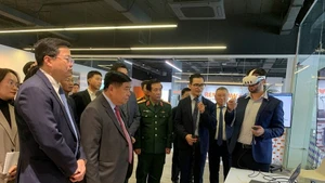 El viceprimer ministro vietnamita Nguyen Chi Dung en la inauguración del Centro de Investigación y Desarrollo (I+D) y el Centro de Excelencia (COE) en IA y gemelos digitales en el Centro de Innovación Nacional (NIC) (Foto: qdnd.vn)