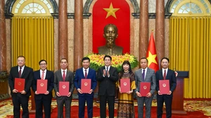 El presidente Luong Cuong posa una foto con los embajadores nombrados. (Foto: Nhan Dan)
