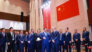 El primer ministro Pham Minh Chinh y la delegación vietnamita visitan la Bolsa de Valores de Shanghái (SSE) y el Centro Financiero Internacional de Shanghái (IFC) (Foto: VNA)
