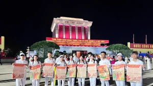 [Foto] Periódico Nhan Dan obsequian a lectores suplemento especial conmemorativo del Día Nacional de Vietnam