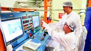 Los ingenieros operan en una central nuclear en Guangdong, China. (Foto: Xinhua)