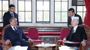 El secretario general del Partido Comunista de Vietnam, To Lam, sostiene un encuentro en Londres con el presidente de la Cámara de los Lores, John McFall (Barón McFall de Alcluith). Foto: VNA