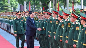El presidente Luong Cuong asiste a la ceremonia de apertura del año académico 2025-2026 en la Academia de Defensa. (Foto: Nhan Dan)