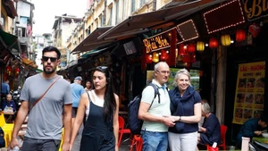Turistas internacionales visitan el Barrio Antiguo de Hanói. (Foto: VNA)