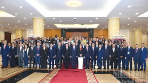 El secretario general del Partido Comunista de Vietnam, To Lam, posa una foto con los jefes de delegación. (Foto: Nhan Dan)