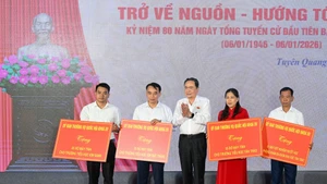 El presidente de la Asamblea Nacional Tran Thanh Man entrega 15 computadoras a tres escuelas primarias en la comuna de Tan Trao y un analizador hematológico a la Clínica General Regional de Tan Trao.