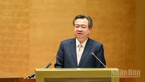 El miembro del Buró Político, secretario del Comité Central del PCV y jefe de la Comisión de Políticas y Estrategias del Comité Central del PCV, Nguyen Thanh Nghi, habla en la cita.