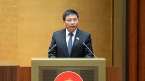 El ministro de Finanzas, Nguyen Van Thang, habla en el evento (Foto: quochoi.vn)