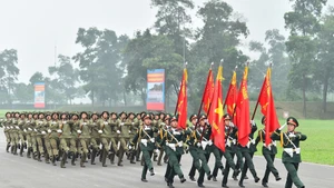 Ejército Popular de Vietnam avanza firmemente bajo la gloriosa bandera del Partido