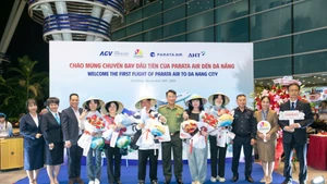 En la la ceremonia de bienvenida al primer vuelo. (Foto: baovanhoa.vn)