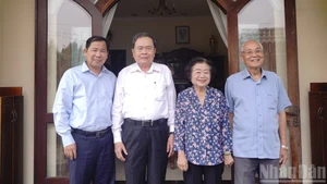 El presidente de la Asamblea Nacional (Parlamento) de Vietnam, Tran Thanh Man, visita la familia de Truong My Hoa, exvicepresidenta de la República y de la Asamblea Nacional. (Foto: Nhan Dan)