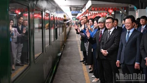 Diario Nhan Dan irradia felicidad a pasajeros del tren especial Norte-Sur