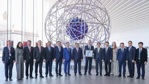 El primer ministro Pham Minh Chinh visita el Museo de Energía Atómica. Foto: VGP