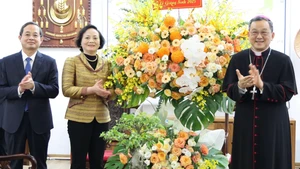 La viceprimera ministra Pham Thi Thanh Tra (segunda desde la derecha) entrega flores para felicitar a la Diócesis Bac Ninh. (Foto: VGP)